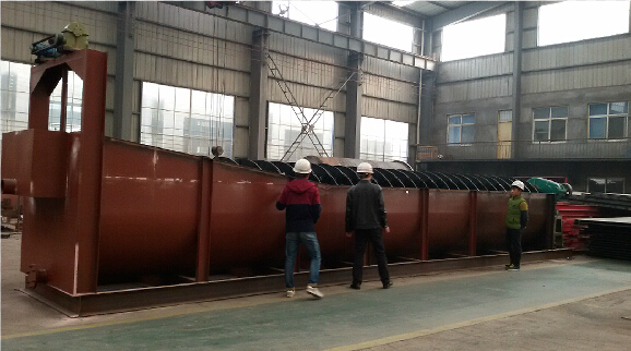 經(jīng)理為新員工介紹螺旋分級機